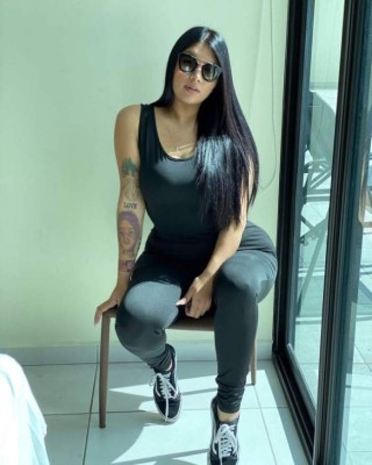 La sensual catracha cobra 10 dólares por suscripción en la plataforma de contenidos eróticos.