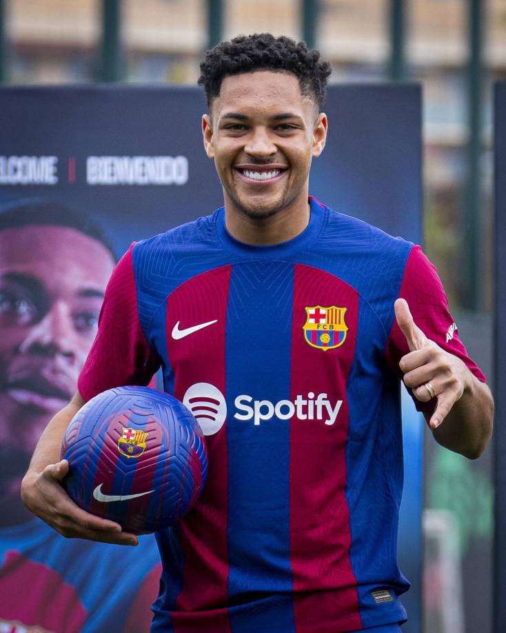 Vitor Roque, que admitió haber dormido cuatro horas tras debutar ayer por la noche en el Estadio Gran Canaria, una experiencia que para él supuso “un sueño hecho realidad que tenía desde pequeño”.