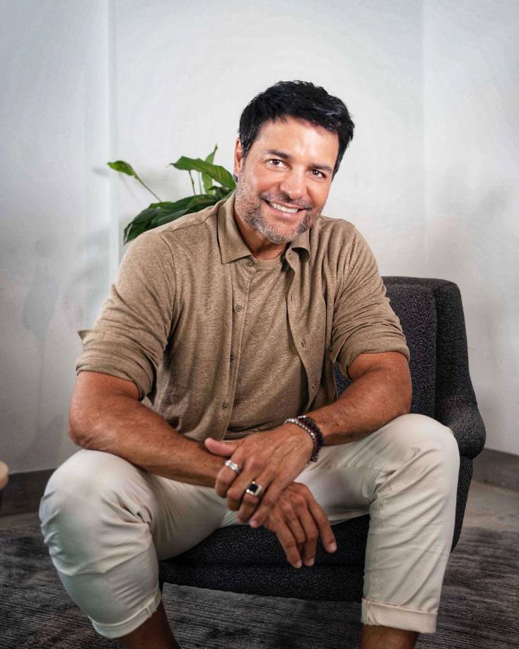 Entre este equipo se encuentran el compositor mexicano, Edgar Barrera, así como Elena Rose (Becky G), Maffio (Pitbull), Andy Clay (Juanes), entre muchos más.Todos confeccionaron con Chayanne los temas “Bailemos Otra Vez”, “La Clave”, “De Tanto”, “Vivir Bonito”, “Se Me Quedó” y “Necesito un Segundo”. Precisamente, esta última es la canción ”es un guiño a México, lindo y querido, con un sonido un poco de ranchero, aunque es completamente pop, pero con ese sonido muy de México, que tanto apoyo me ha dado y tantos años que uno ha ido”.