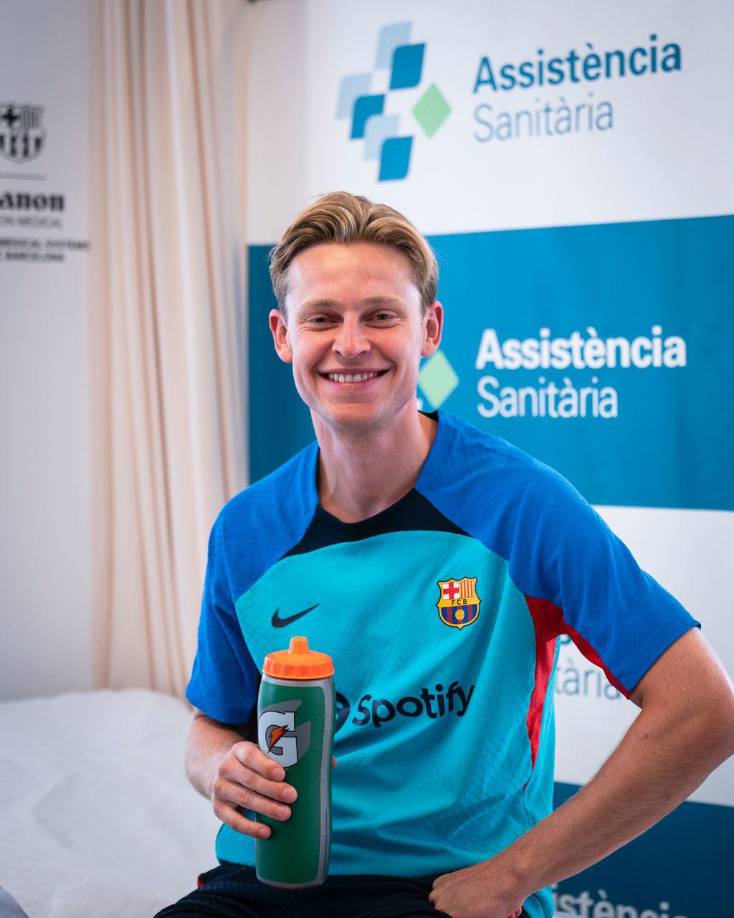 Para sorpresa de muchos, el FC Barcelona busca vender a Frenkie de Jong. En el club culé ya le habrían informado al centrocampista que debe salir para reducir la masa salarial del equipo e inclusive se informa el Barcelona llegó a un acuerdo con Manchester United por el centrocampista.