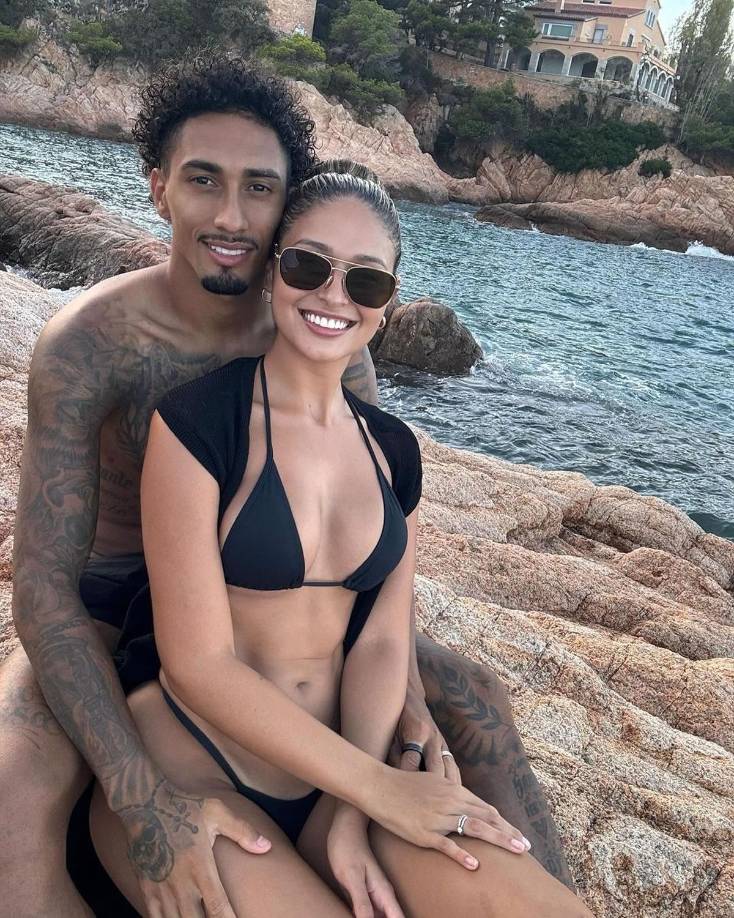 Natalia Rodrigues, mujer de Raphinha, compartió unas fotografías en la que aparecen ambos en un destino playero en traje de baño. Muchos usuarios se dirigieron a la publicación para hacer algunos comentarios en clave futbolístico, aunque otros se expresaron de forma negativa sobre el físico del jugador del Barça.