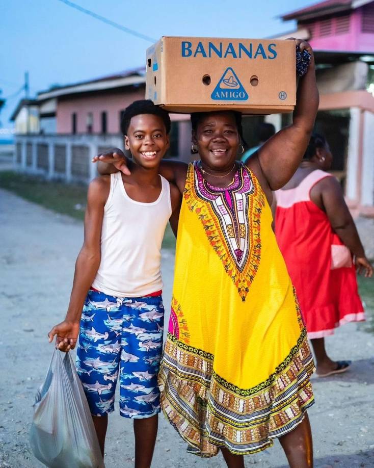 Una postal feliz de algunos hondureños que recibieron con mucha alegría al delantero hondureño Alberth Elis.