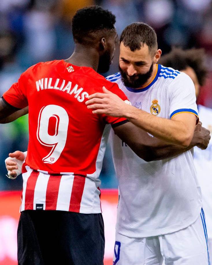 Karim Benzema abrazando a Iñaki Williams tras el final del partido en Riad.