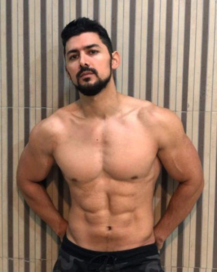 En los últimos días, ha saltado a las redes sociales por su evidente cambio físico, varios portales de entretenimiento de México han publicado fotos de él, presumiendo un 'sixpack' perfecto.