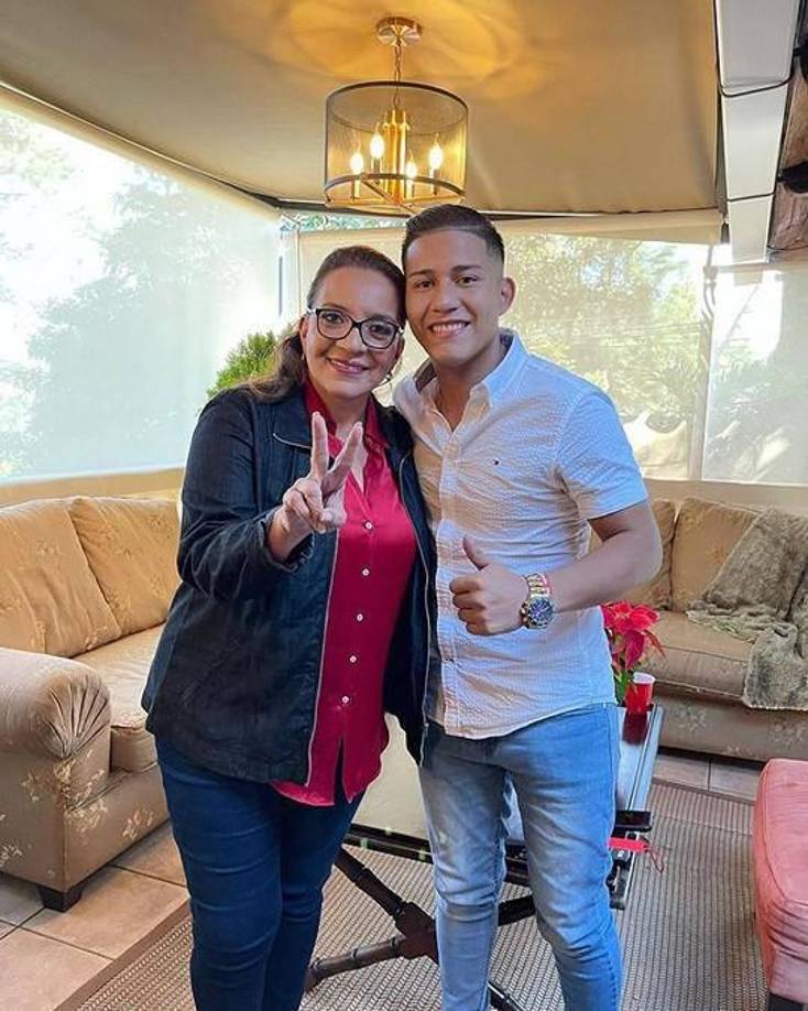 Laboriel es conocido en redes sociales por resaltar su parentesco con la primera mujer presidenta de Honduras, Xiomara Castro, aunque en realidad no son tía y sobrino como inicialmente se creía.