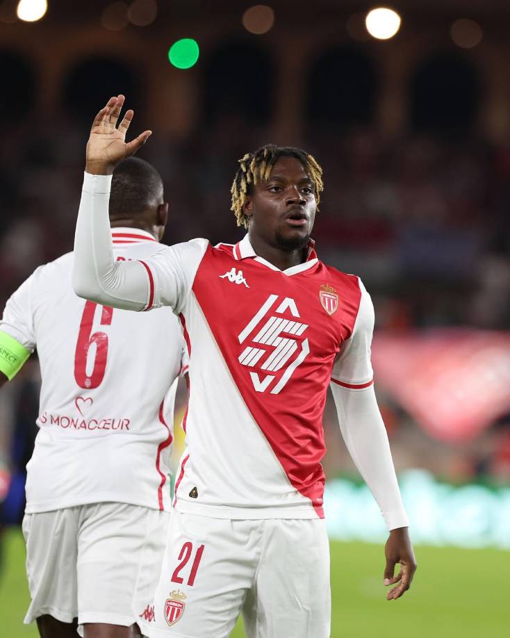 El festejo del delantero franco-nigeriano George Ilenikhena tras marcar el gol del triunfo del Mónaco ante el Barcelona.