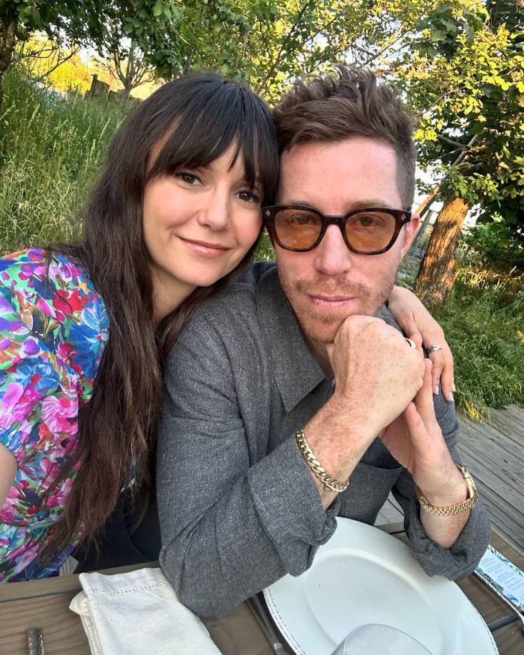 Shaun White hizo varios planes para proponerle matrimonio a Nina Dobrev, pero siempre se frustraban. El primero, durante sus vacaciones de verano, se canceló después de que Nina se lesionara la rodilla en un accidente de motocross. 