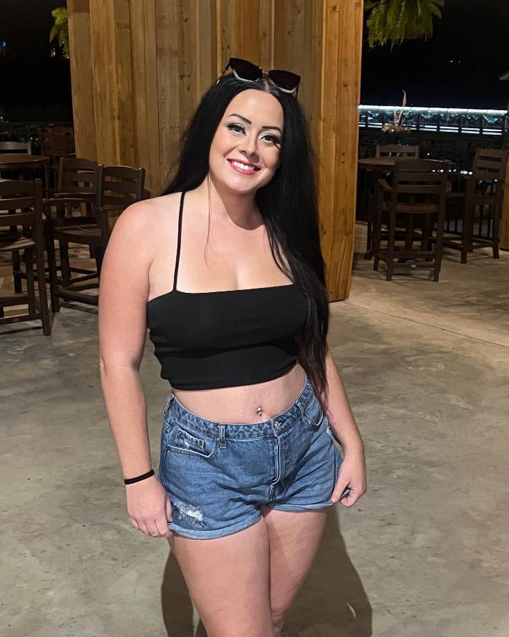  Aunque el video no incluía la cara de Gaither, fue grabado en una fiesta, y ella fue vista en una foto pública usando el mismo disfraz que se usó en el video publicado en OnlyFans, según el informe.