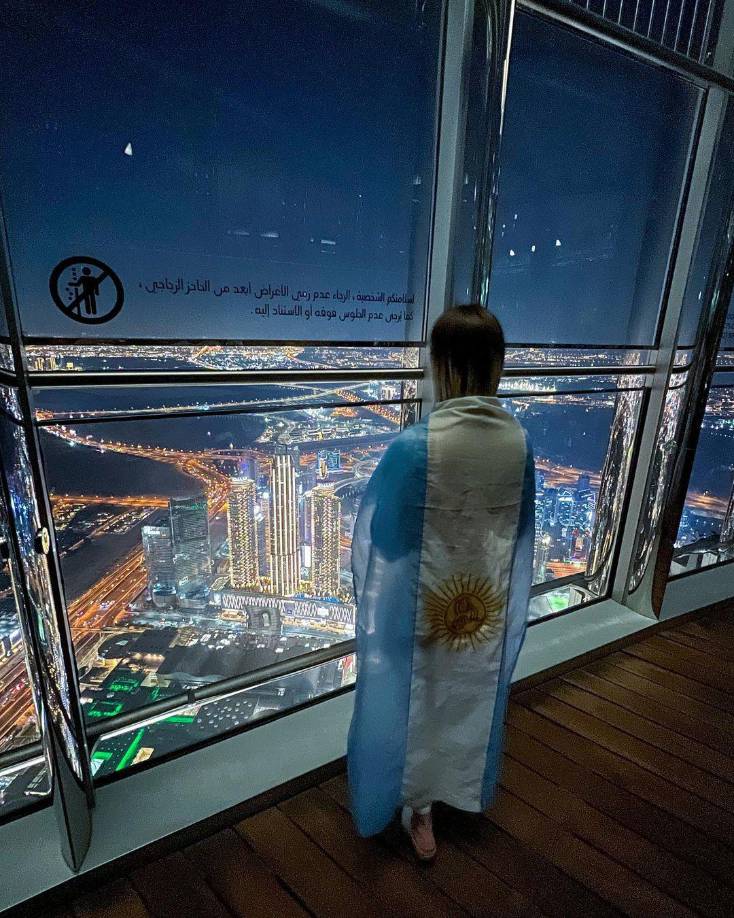 La especialidad de <b>Noe Dreams</b> es viajar por el mundo y compartir sus fotos, luciendo coquetos bikinis y promoviendo la idea que viajar da vida y te hace una persona feliz.