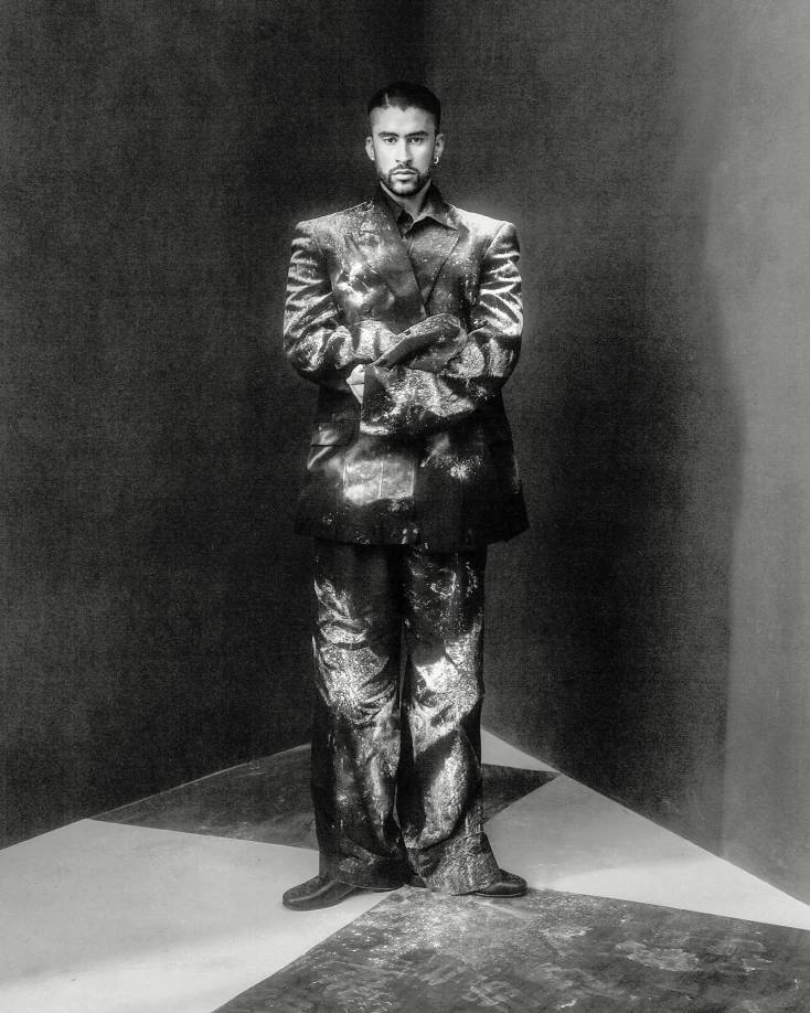 El conejo malo también confesó que ha estado usando el mismo atuendo todos los días durante días: un polo a rayas, pantalones cortos que absorben la humedad y chanclas blandas, todo en tonos beige mantecosos. Su maraña de rizos está rematada con una gorra “snapback” hacia atrás. Tiene dedos de piano, una barba recortada y dientes impecables. 