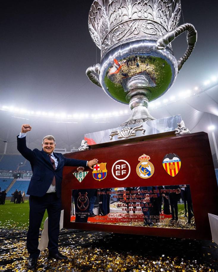 El presidente del Barça, Joan Laporta, posando con una enorme Supercopa.