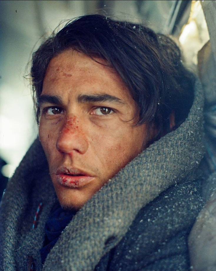 “Fue un proceso muy gradual y muy bien controlado y supervisado, pero fue difícil sostenerlo [el bajo peso]. Pero los demás actores y yo empezamos a disfrutarlo. Nos volvimos competitivos: después de filmar volvíamos a donde nos estábamos quedando y íbamos a correr o al gimnasio. ¿Se trató de quién puede perder más peso?