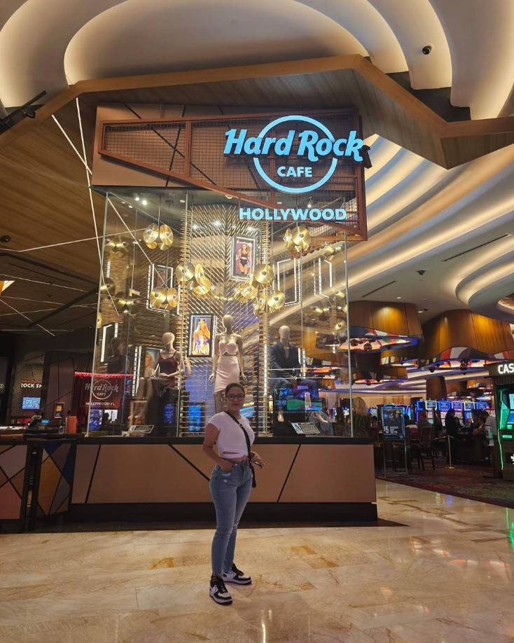 Ariela Cáceres anda con su esposo el también periodista Denis Andino y sus dos hijos.