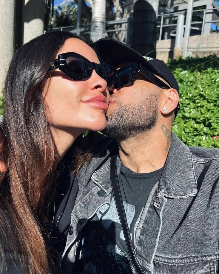 El futbolista parece estar en Canarias con su mujer, disfrutando del buen tiempo y decorando la casa en la que piensan establecerse. 