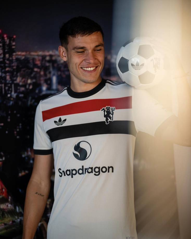 OFICIAL / El centrocampista uruguayo Manuel Ugarte, fichado hace un año por el París Saint Germain, ha sido traspasado este viernes al Manchester United, con el que ha firmado un contrato hasta el 30 de junio de 2029, con opción aun año más, según anunció el club británico en un comunicado.