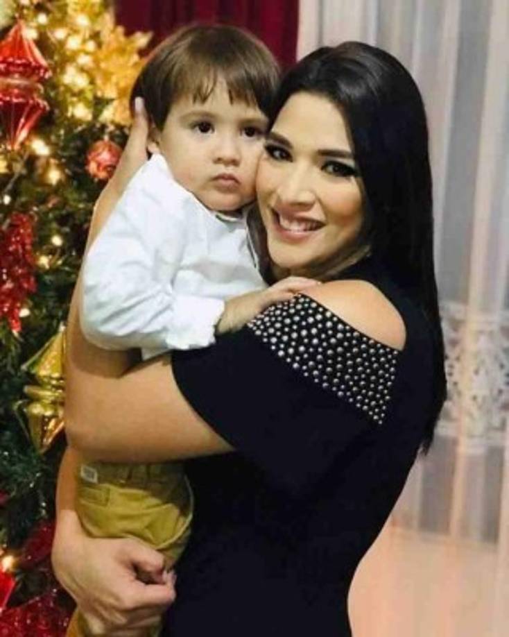 Carolina Lanza: La bella periodista subió esta foto con su hijo.
