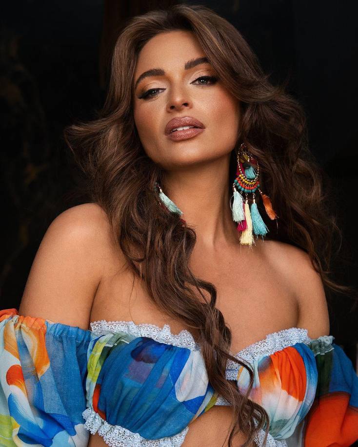 El camino hacia la corona de Miss Sudáfrica no fue fácil. Mia tuvo que competir contra otras talentosas candidatas en una serie de eventos y pruebas que pusieron a prueba su inteligencia, carisma y habilidades de liderazgo. Su perseverancia y dedicación finalmente dieron frutos cuando fue coronada en una deslumbrante ceremonia en el SunBet Arena en Pretoria.