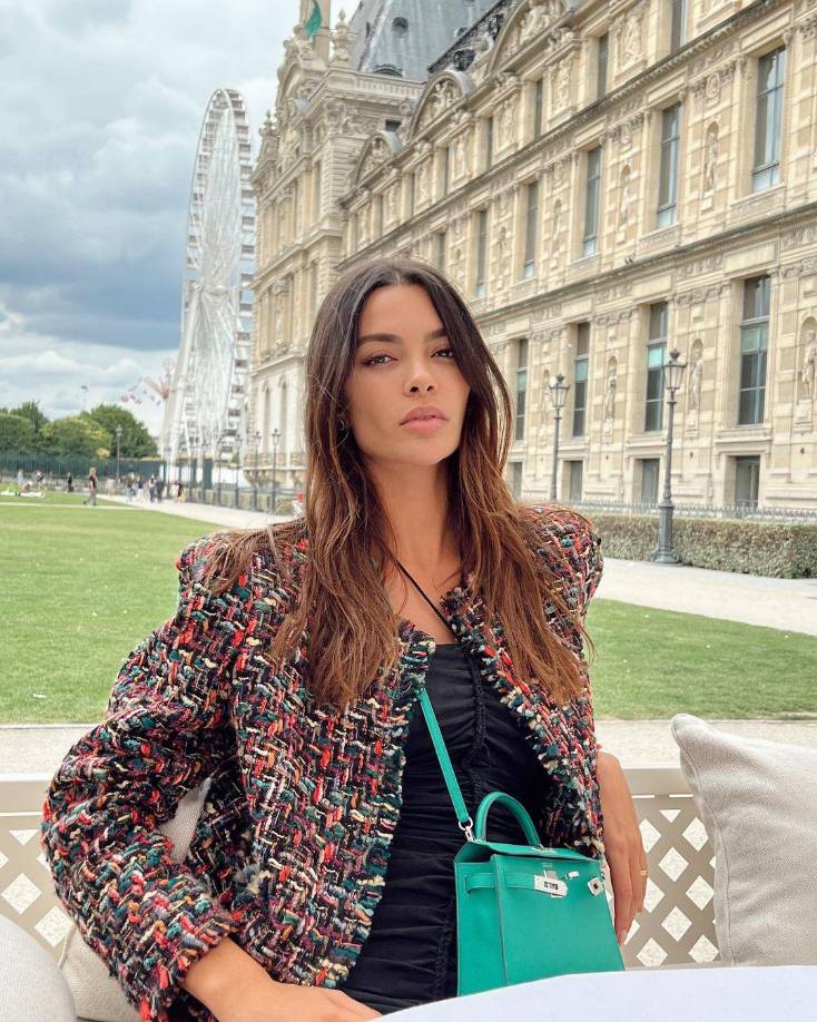 A través de sus historias en Instagram, Joana Sanz, quien aún es su esposa, ‘presumió’ el beso que se dio con una mujer, hecho que ha generado controversia, pues aunque ella solicitó el divorcio tiempo atrás, aún no lo habrían firmado.