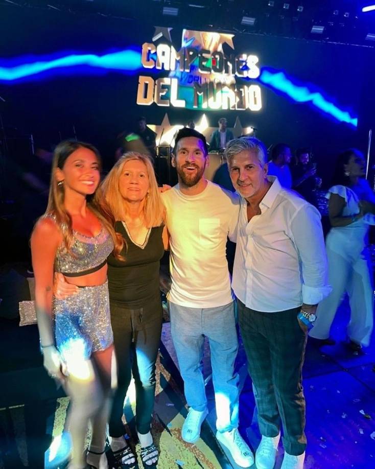 El capitán argentino fue acompañado en la fiesta por su esposa Antonela Roccuzzo, su madre Celia Cuccittini y su padre Jorge Messi.