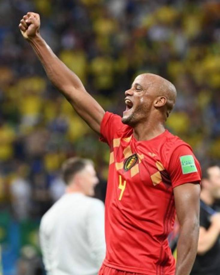 Vincent Kompany alzando el puño en señal de victoria. Foto AFP