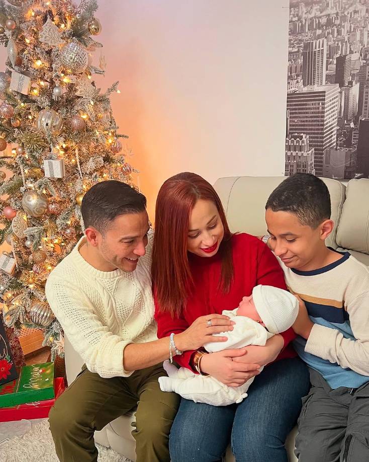 Erik Chavarría derrochó ternura con esta foto familiar, posando muy contento con su esposa y sus dos hijos, disfrutando la primera Navidad de su segundo bebé. 