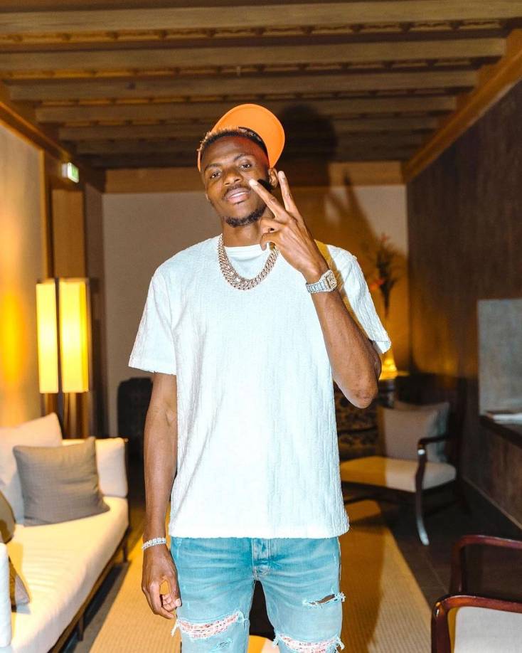 Entre tanta suciedad, Osimhen halló su primer calzado para seguir con su clásico hábito de jugar al fútbol. Sin embargo, esa indumentaria contaba con la particularidad de que pertenecía a dos marcas distintas. Necesitado de remiendos y ajustes, nada le impidió utilizarlos, pero la realidad familiar avasallaba su infancia.