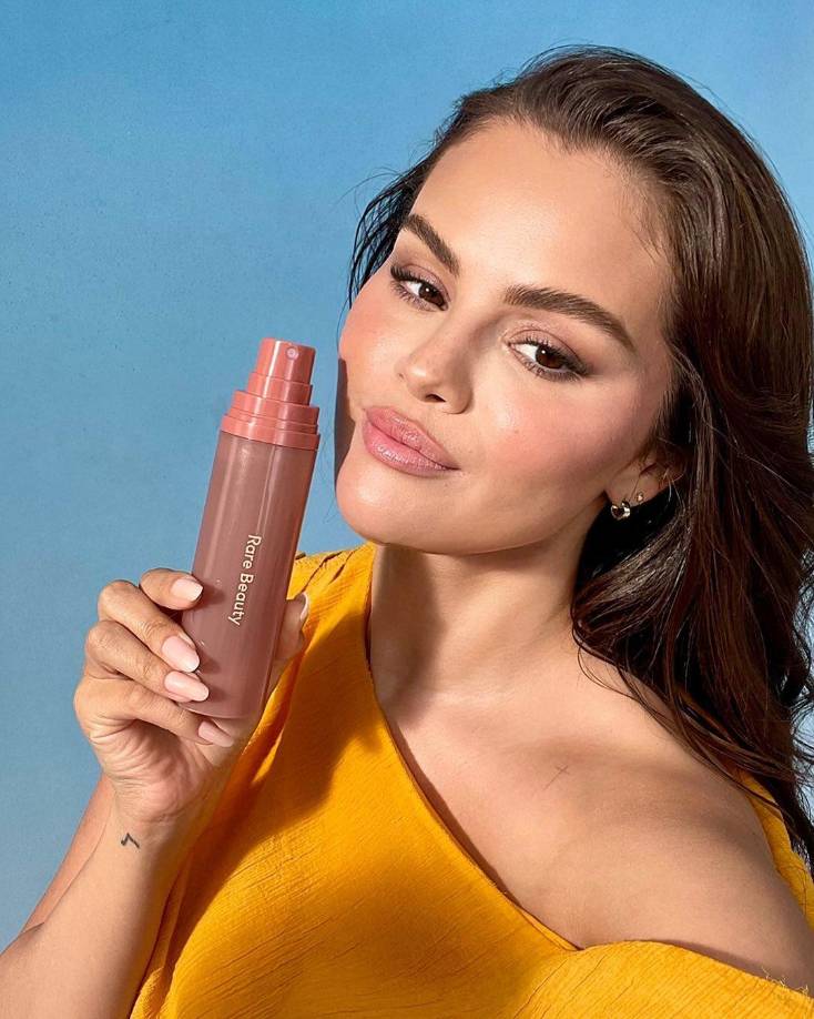 A pesar del énfasis que Gomez le está dando a su carrera como actriz confesó que está orgullosa de haber podido expresar sentimientos e historias por medio de sus canciones, las cuales indicó que “son muy transparentes y honestas”.