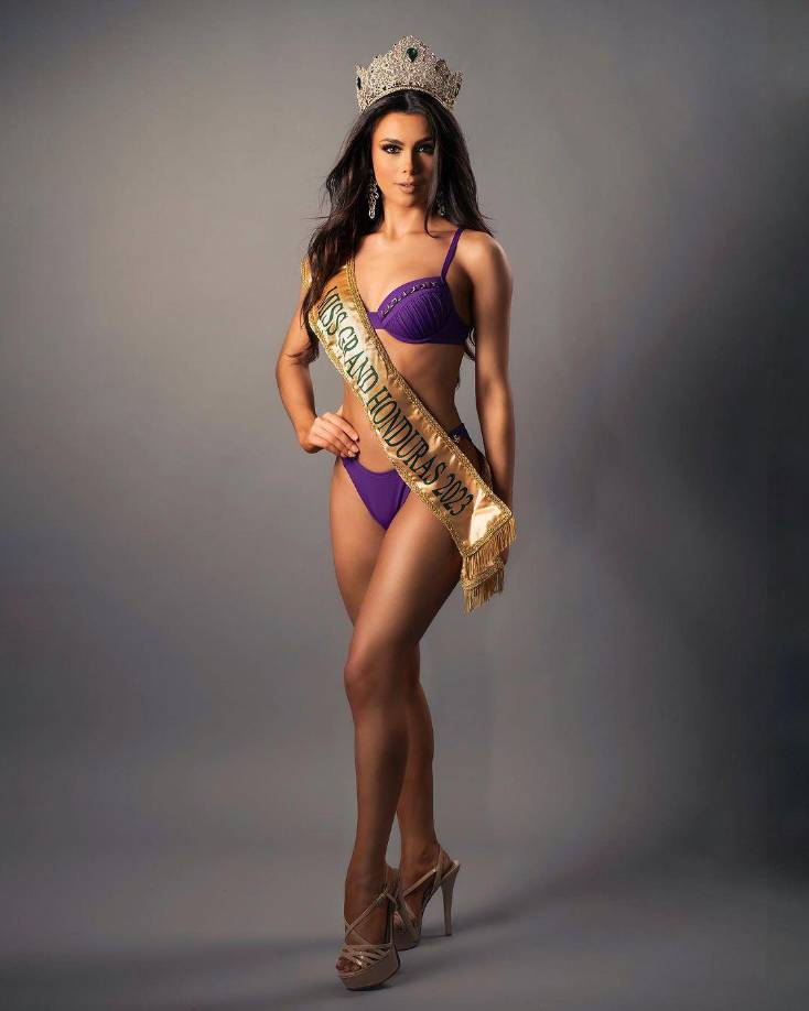 Britthany Marroquín recibió la banda y corona de Saira Cacho, Miss Brand Honduras 2022.