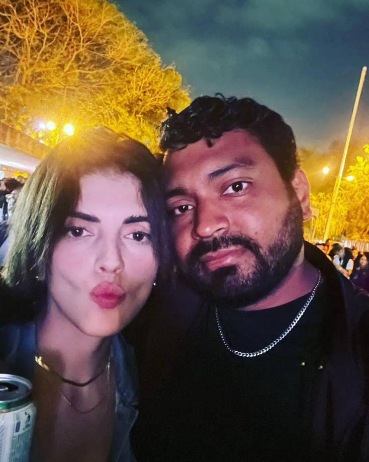 “Cuando estuve en la DPI y el core no entendía por qué me estaban tratando tan mal y me hacían un montón de preguntas como si yo era la asesina de mi esposo, cuando salí de allí para poder ir al velorio me encontré con la sorpresa que no era bienvenida y no entendía porque, mi familia no me dejaba que tuviera acceso a Facebook para q no me diera cuenta de todo lo horrible que decían de mi. Al día siguiente pude entrar a Facebook a ver qué era lo que decían las noticias sobre la muerte de mi esposo y entendí por qué tanto odio hacia mí. Esa noticia falsa me arrebató el poder despedirme de mi esposo, no pude estar en su velorio ni en su entierro”, añadió Lizano.