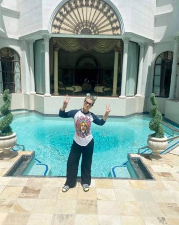 Ozzy Osbourne confesó en sus redes sociales que ha bajado 38 kilos, unas 84 libras con una dieta diurética, que consiste en disminuir las grasas y tomar mucha agua para que el cuerpo elimine toxinas, evitar la retención de líquidos y acelerar el metabolismo.