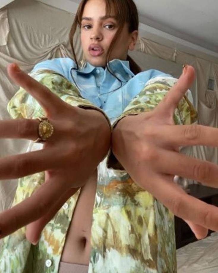 Su más reciente posado luciendo solo una chaqueta y ropa interior en tono color piel ha logrado sacudir las redes sociales.