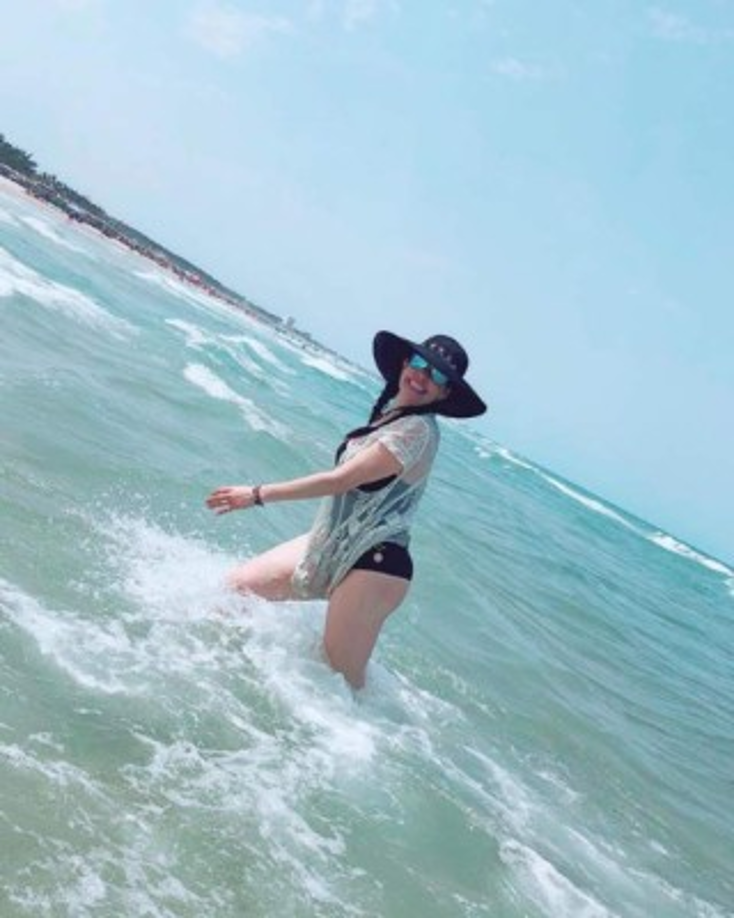 Raquel Garza es una gran amante de la playa y cada vez que tiene chance hace turismo en su natal México. La actriz se pone su traje de baño y luce su figura.