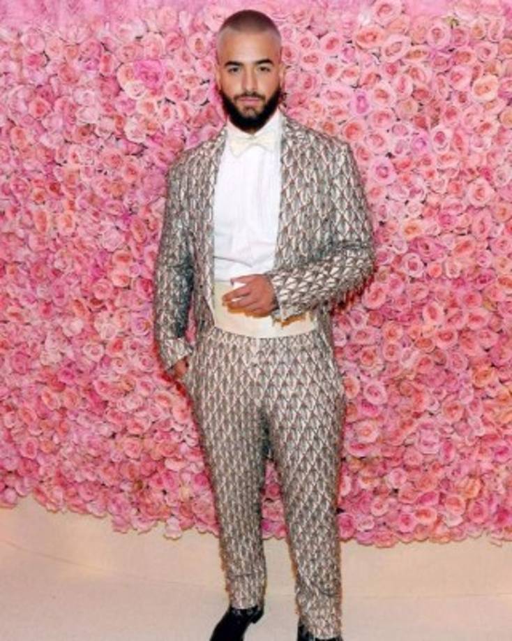 El cantante colombiano Maluma llegó luciendo un traje de Moschino en su primera Met Gala.