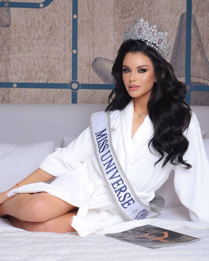 En un instante que quedó registrado en un video de TikTok, la Miss Chile le cantó “All by Myself” de Celine Dion a la dueña del certamen, Anne Jakrajutatip, a petición suya, dejándola sorprendida por su talento vocal.