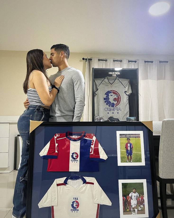 Carlos Pineda y Daniela Hernández tienen dos años de noviazgo, “compartiendo un hermoso sentimiento que crece cada día más”, según publicó el jugador en sus redes sociales.