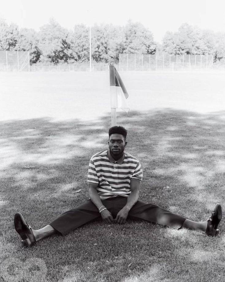 Davies nació en Ghana donde sus padres habían llegado como refugiados desde Liberia. Luego, arribó a Canadá donde finalmente se estableció al punto de representar a la selección del país de la que en la actualidad es uno de los mayores referentes.