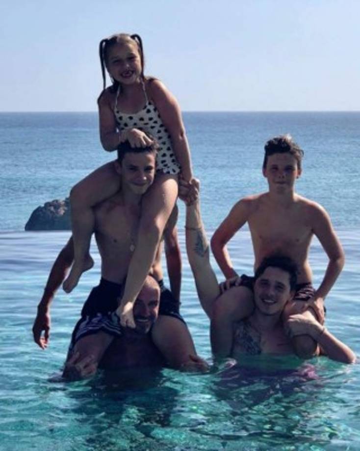 La pareja comparte cuatro hijos, Brooklyn (19) Romeo (16) Cruz (13) y Harper (8).