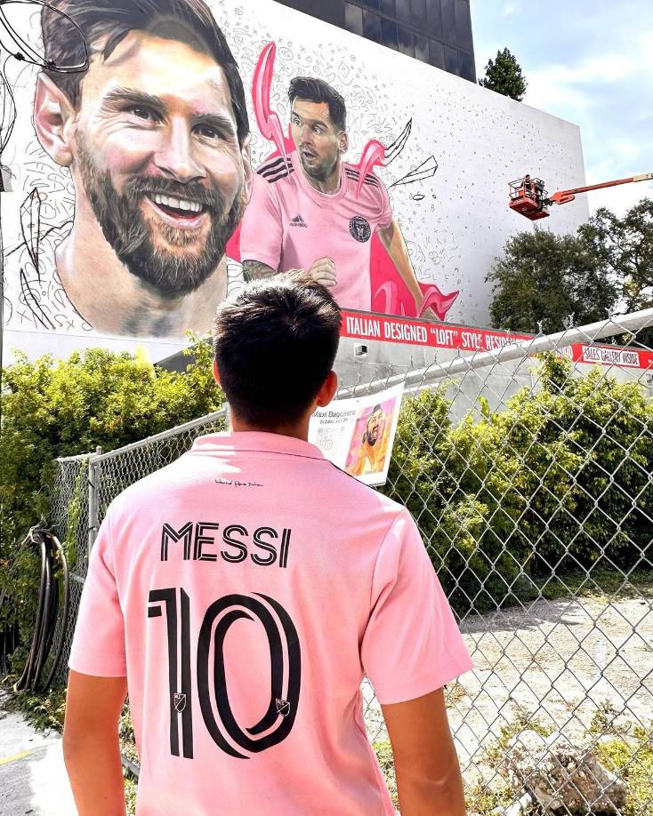 En la ciudad de Miami hay un enorme mural con el rostro y la sonrisa de Messi, ya luciendo los colores del Inter Miami.