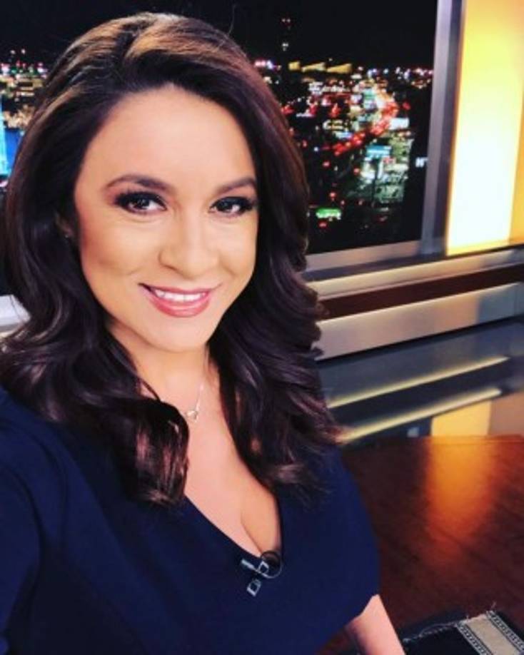 Dunia Elvir <br/><br/>La periodista hondureña trabaja como co-presentadora de noticias para la edición matutina de Noticiero Telemundo 52 en la ciudad de Los Ángeles, EE.UU.<br/><br/>Ha ganado el premio GLAAD por su excelencia periodística y fue reconocida por Los Ángeles Press Club por tener el ''Mejor programa de Servicio Público'' Elvir también fue homenajeada por la Asociación Nacional de Líderes Latinas (NALL) como una de trece latinas en ser invitadas a la Casa Blanca en 2004.<br/><br/>Además fue reconocida por el Congreso y Senado de los EE.UU. y galardonada con el premio “Orgullo Hondureño en el Extranjero”.<br/>