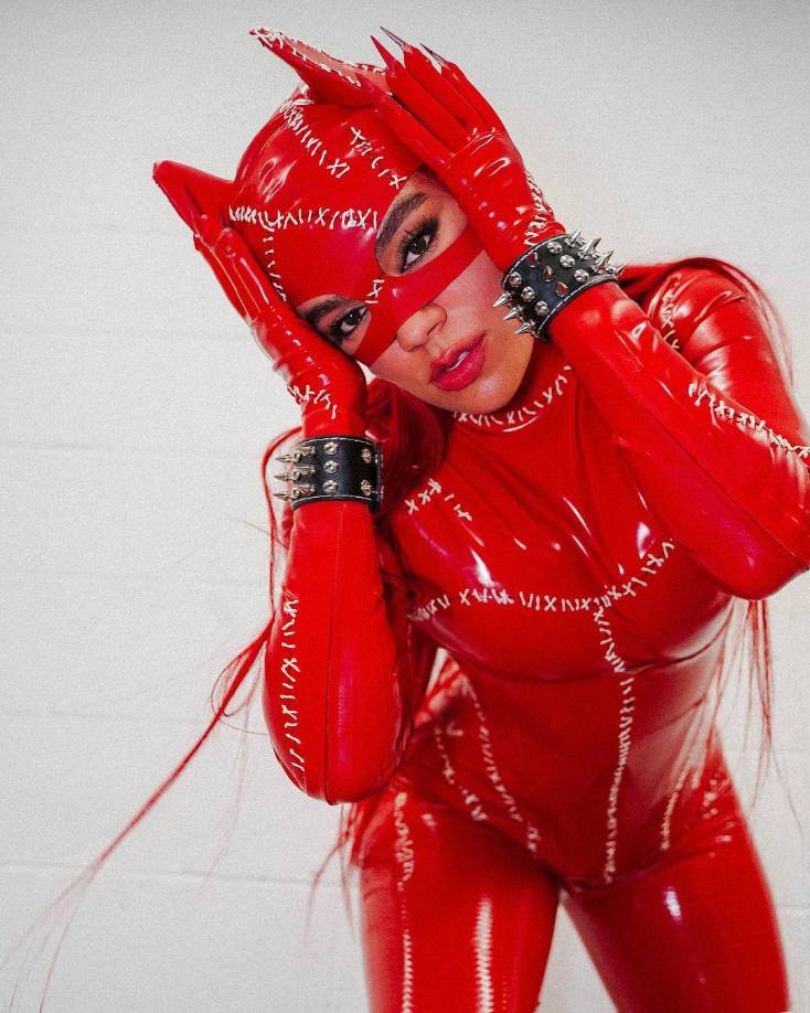 La cantante colombiana Karol G luce como Gatúbela, que también da nombre a uno de sus temas más recientes. 