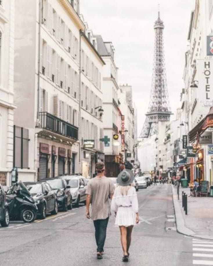 La pareja se retrata en las locaciones más turísticas del mundo y luego comparten sus experiencias con sus seguidores invitándolos a viajar a las mismas locaciones.