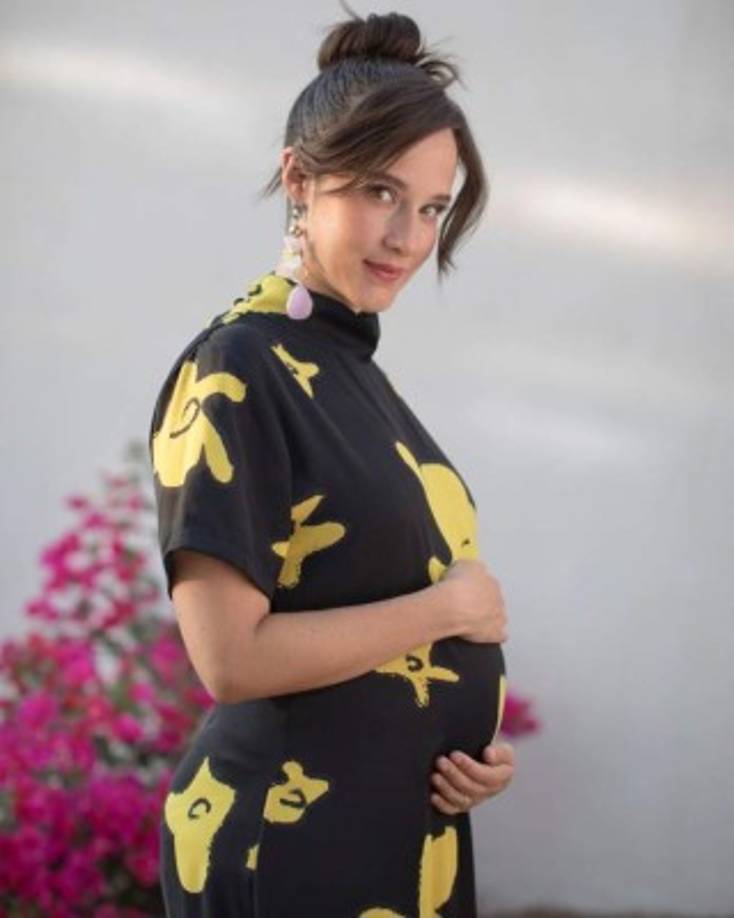 La cantante mexicana Ximena Sariñana compartió en su Instagram un mensaje y una foto con la que dio a conocer que está en la dulce espera de su segundo hijo, al lado de su esposo, Rodrigo Rodríguez. <br/>“¡Feliz día del niñ@ a todos los niñ@s... y a los que vienen en camino #Unavezmás”, dijo.