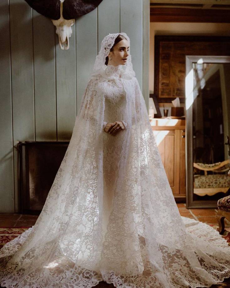 Así de hermosa y etérea lució Lily Collins el día de su boda.