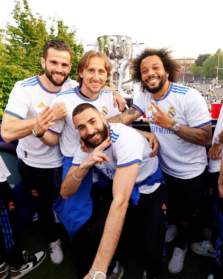 Nacho, Modric, Marcelo y Benzema posando con la copa de fondo.