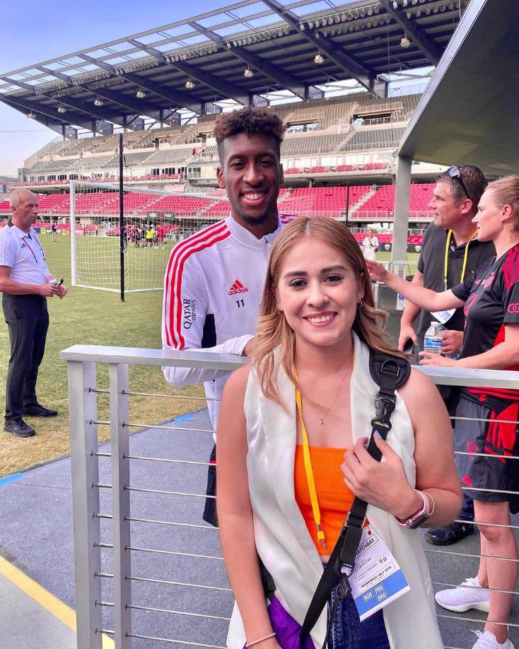 Karla junto al jugador francés, Kingsley Coman; entró de cambio en el segundo tiempo.