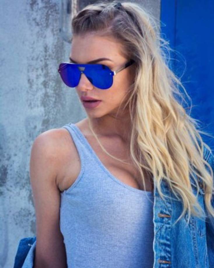 Ella también es cantante y escribe canciones