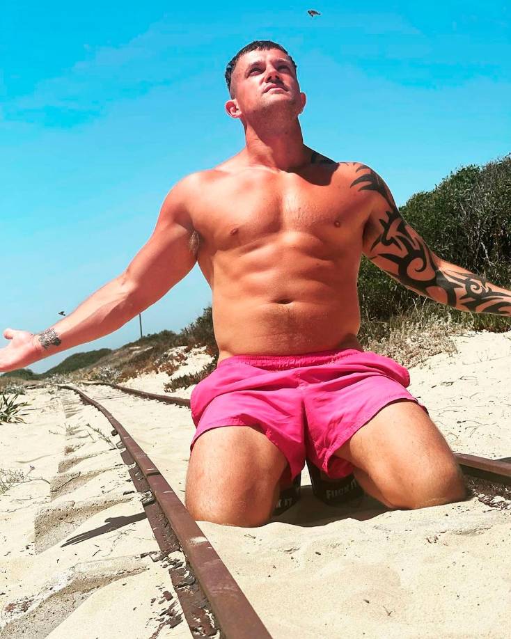 “La gente solía decirme, ‘Lo estás haciendo todo de todos modos’, porque sabían que solía acostarme con chicas, yo era un futbolista, y decían: ‘Es mejor que te paguen por eso’”, contó Oliver Spedding en una entrevista tiempo atrás sobre su trabajo en la industria del cine para adultos.