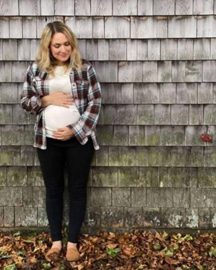 Mitchell, que se encontraba embarazada de su quinto hijo, se dio a conocer en redes sociales con su blog The Hidden Way, donde escribía sobre la crianza y educación de sus pequeños. La mamá de 36 años de edad murió mientras estaba 'tomando su café y tostadas de la mañana'.