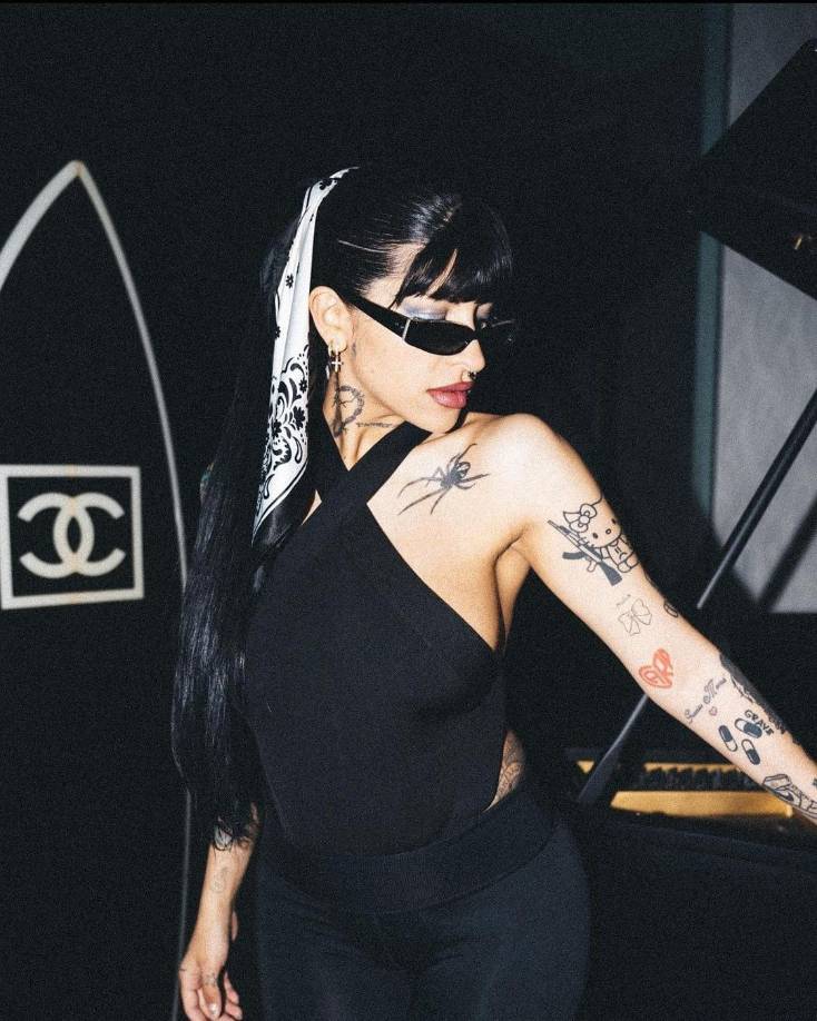 La cantante ha demostrado desde el principio que ser madre es compatible con su estilo de vida rockero, habiendo anunciado con un atuendo de transparencias su embarazo, y es que Cazzu aún en la maternidad continúa manteniendo su esencia y su estilo único. 