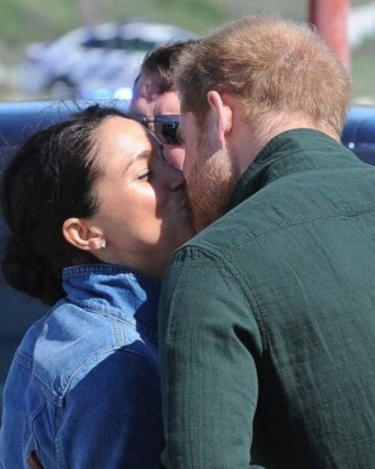 Al final de la visita, Harry le dio un beso de despedida a su esposa que causó furor entre sus seguidores en las redes sociales, antes de acudir solo a la Unidad Marina de Ciudad del Cabo para conocer su lucha contra la caza furtiva del abulón (caracol marino).